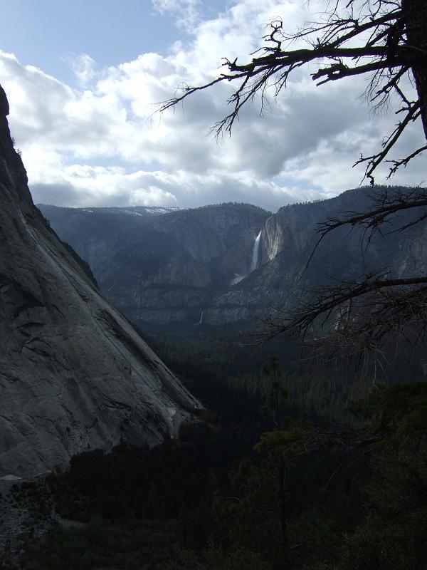 yosemite104.JPG - Sierra Point.  From here we can see four waterfalls.   Yosemite Falls in the distance.