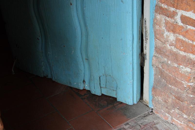 SJB013.JPG - A small cat door in the side door.  Mice were a problem back then so the cats were allowed access all the time.