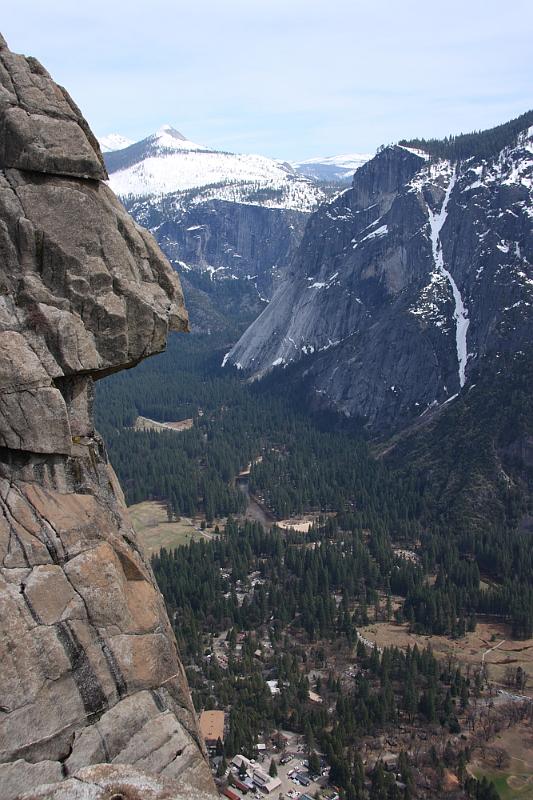 yosemite2010_132.JPG - The top of Yosemite Falls is just below us.