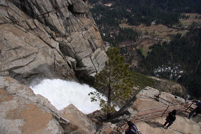 yosemite2010_134.JPG - There's the top of the falls.