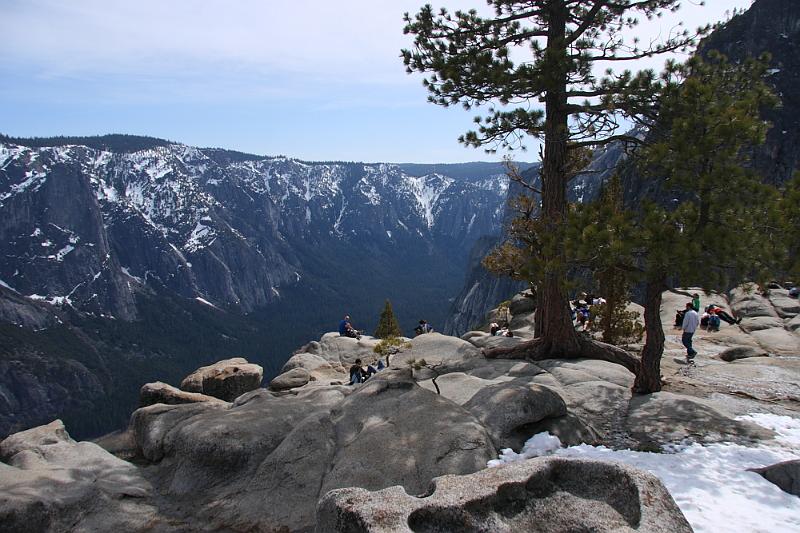 yosemite2010_142.JPG - Lots of people made the schlep.